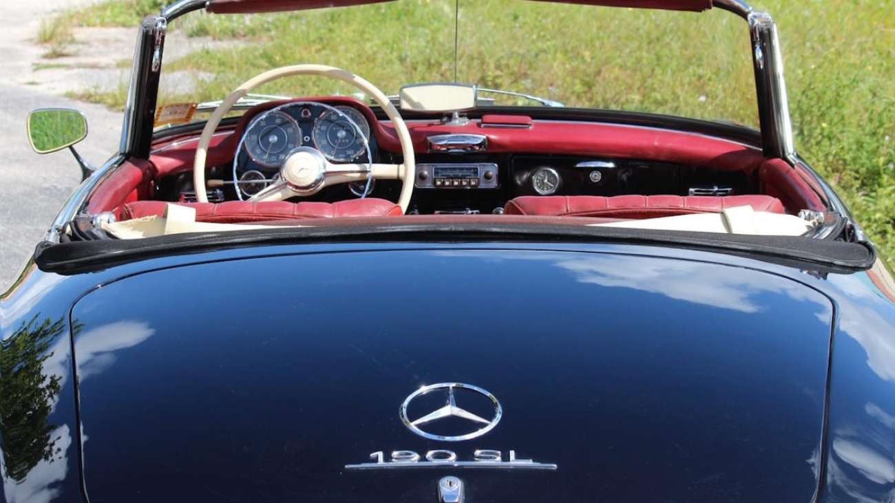 a picture of a classic mercedes benz