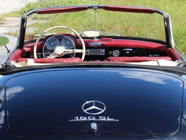 a picture of a classic mercedes benz